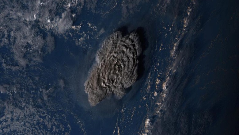 AS-Selandia Baru Terdampak Dahsyatnya Erupsi Gunung Bawah Laut Tonga Dahsyatnya erupsi Gunung Bawah Laut Tonga berdampak ke sejumlah negara salah satunya Selandia Baru. Selain itu, erupsi pun memicu tsunami di pantai barat AS.