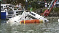 Di Selandia Baru, lebih dari 2.300 kilometer dari Tonga, 120 orang dievakuasi dari daerah pesisir utara dan beberapa perahu hancur ketika gelombang besar menabrak marina. Tanya White/Northern Advcate/NZME via AP.