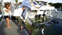 Sejumlah perahu yang rusak tampak terendam di di marina yang berada di kawasan Tutukaka, Selandia Baru, Minggu (16/1/2022). Tanya White/Northern Advcate/NZME via AP.  