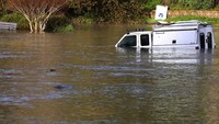 Sebuah truk pickup sebagian terendam di Santa Cruz, California, Sabtu pagi, 15 Januari 2022, saat gelombang tsunami yang diciptakan oleh gunung berapi bawah laut di dekat Tonga menggenangi tempat parkir di Upper Harbour. Beberapa saat kemudian semua air surut dari tempat itu sebelum membanjirinya lagi tak lama kemudian. Shmuel Thaler/The Santa Cruz Sentinel via AP.