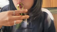 Ketika makan pun Ayu Wisya selalu memasang tampang menggoda selera. Lauk pilihannya beragam, ada dendeng balado, telur dadar, ayam goreng hingga pete berlumur sambal.  Foto: Instagram @ayuwisya