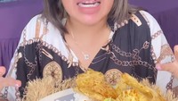 Makan nasi dengan balado kentang dan keripik tempe, menu sederhana tapi berhasil menggoda selera karena dimakan dengan lahap. Ekspresi wajah Ayu Wisya pun ikut menjadi sorotan.  Foto: Instagram @ayuwisya