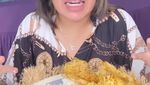 YouTuber Ayu Wisya Hobi Makan Nasi Padang Pakai Tangan