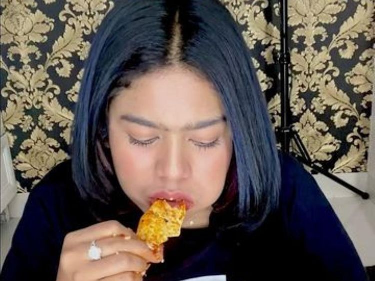 YouTuber Ayu Wisya Hobi Makan Nasi Padang Pakai Tangan