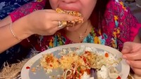 Menyantap nasi dengan lauk ayam goreng, kangkung, bihun goreng dan sambal, Ayu Wisya lahap menikmati makan siangnya. Dalam banyak momen makannya, Ayu Wisya selalu makan sambal.  Foto: Instagram @ayuwisya