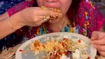 YouTuber Ayu Wisya Hobi Makan Nasi Padang Pakai Tangan