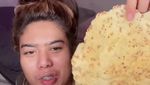 YouTuber Ayu Wisya Hobi Makan Nasi Padang Pakai Tangan