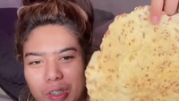 Ayu Wisya pun terkenal dengan konten videonya yang makan sambil membahas isu yang sedang hangat di media sosial. Tak jarang Ayu Wisya juga mengomentari dengan kalimat pedas.  Foto: Instagram @ayuwisya