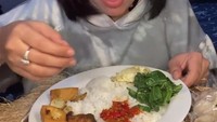 Jengkol balado pun jadi menu favorit Ayu Wisya. Meskipun sambalnya super pedas tetapi Ayu selalu seru melahapnya. Foto: Instagram @ayuwisya