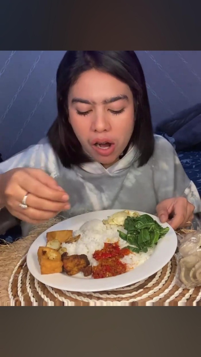 Ayu Wisya makan nasi padang Ayu Wisya makan nasi padang