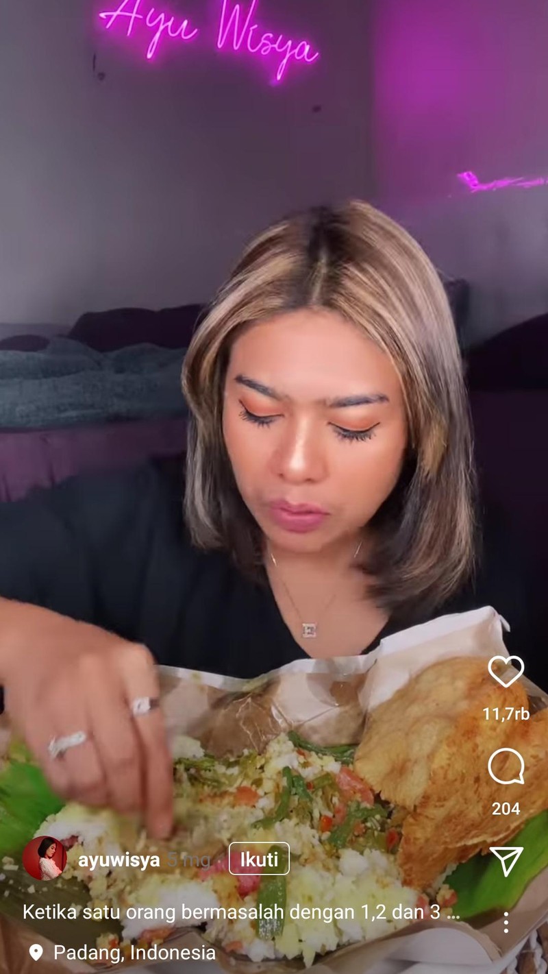 Ayu Wisya makan nasi padang
