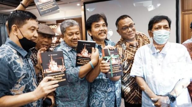 Hariman Siregar (kemeja putih), Jumhur Hidayat, Syahganda Nainggolan, Fahri Hamzah, dan Eggy Sudjana dalam acara peluncuran buku Trilogi Tonggak-Tonggak Orde Baru, Sabtu (15/1/2022).