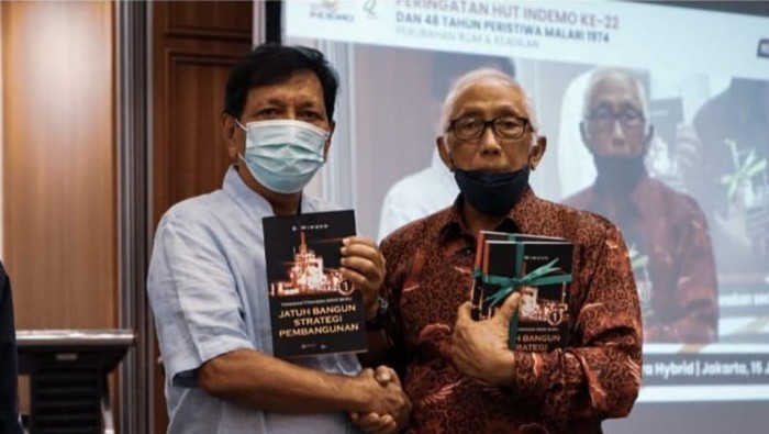 Wartawan senior Bambang Wiwoho dan aktivis Malari Hariman Siregar saat peluncuran buku Trilogi Tonggak-Tonggak Orde Baru, 15 Januari 2022