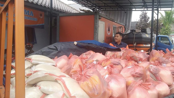 Bantuan untuk korban bencana gempa di Kabupaten Lebak.
