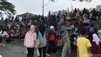 Warga datang ke kawasan tersebut untuk berolahraga di masa pemberlakukan pembatasan kegiatan masyarakat (PPKM) level 1.