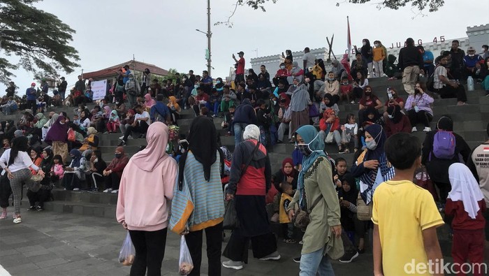Begini Ramainya Lapang Merdeka Sukabumi di Minggu Pagi Warga berdatangan ke Alun-alun dan Lapang Merdeka, Sukabumi, untuk berolahraga di Minggu pagi. Diketahui, Kota Sukabumi memberlakukan PPKM level 1 di wilayahnya
