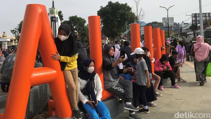 Warga berdatangan ke Alun-alun dan Lapang Merdeka, Sukabumi, untuk berolahraga di Minggu pagi. Diketahui, Kota Sukabumi memberlakukan PPKM level 1 di wilayahnya