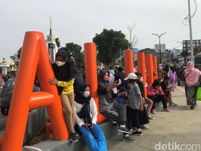 Warga berdatangan ke Alun-alun dan Lapang Merdeka, Sukabumi, untuk berolahraga di Minggu pagi. Diketahui, Kota Sukabumi memberlakukan PPKM level 1 di wilayahnya