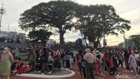 Dari pantauan, petugas baru tiba pada pukul 07.24 WIB. Petugas woro-woro melalui pengeras suara mengenai protokol kesehatan dan dilarang berjualan di sekitar kawasan Lapang Merdeka.