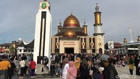 Selain itu, lintasan sepeda dan sepatu roda yang berwarna biru akhirya digunakan oleh masyarakat untuk berjalan atau berlari karena banyaknya warga yang datang. Sekedar informasi, pemerintah Kota Sukabumi resmi membuka kawasan terintegrasi Lapang Merdeka dan Alun-alun, Sabtu (8/1/2021). Wali Kota Sukabumi Achmad Fahmi mengatakan pihaknya akan terus menggembirakan masyarakat, karena kebahagiaan pemerintah adalah ketika mampu membuat masyarakatnya merasa gembira.