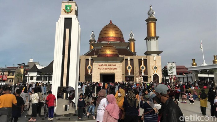 Begini Ramainya Lapang Merdeka Sukabumi di Minggu Pagi Warga berdatangan ke Alun-alun dan Lapang Merdeka, Sukabumi, untuk berolahraga di Minggu pagi. Diketahui, Kota Sukabumi memberlakukan PPKM level 1 di wilayahnya