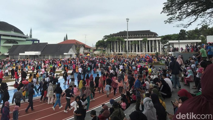 Begini Ramainya Lapang Merdeka Sukabumi di Minggu Pagi Warga berdatangan ke Alun-alun dan Lapang Merdeka, Sukabumi, untuk berolahraga di Minggu pagi. Diketahui, Kota Sukabumi memberlakukan PPKM level 1 di wilayahnya
