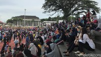 Hal tersebut terlihat dari banyaknya warga yang beraktivitas untuk menggunakan fasilitas publik ini. Selain jogging, ada juga masyarakat yang melakukan senam bersama.