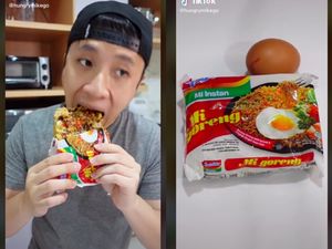 Cara Baru Makan Indomie Goreng, Digoreng Garing Pakai Telur