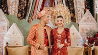 7 Foto Dekorasi Pernikahan Mewah Vidi Aldiano, Usung Adat Minang