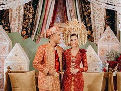 7 Foto Dekorasi Pernikahan Mewah Vidi Aldiano, Usung Adat Minang