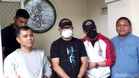 Kedatangan Doddy Sudrajat diterima langsung oleh Faisal dan Fadly. Foto: Pingkan/detikHOT