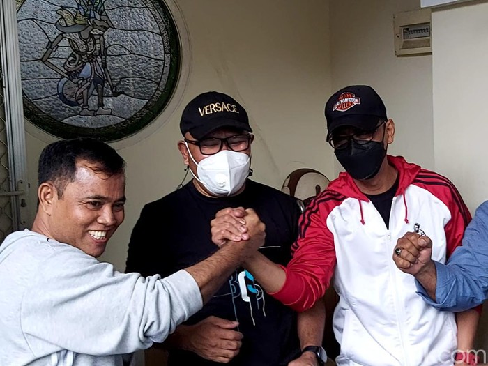Doddy Sudrajat Doddy Sudrajat dan Faisal salaman
