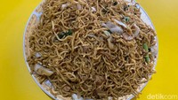 “Kalau untuk porsinya yang besar itu, bisa untuk disantap 3-5 orang. Tapi menu makanan yang besar itu hanya mie goreng, bihun goreng dan nasi goreng. Sisanya porsi normal,” sambung Ibu Sugnesi. Foto: detikFood