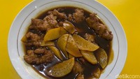 “Kalau sekarang orang lebih banyak memesan lewat aplikasi makanan online. Memang ada beberapa pelanggan yang datang kemari untuk dibawa pulang. Tapi sekarang pemasukkan pertama itu paling banyak dari aplikasi online,” ungkap Ibu Sugnesi.  Foto: detikFood