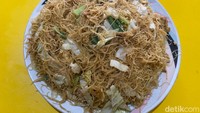 Rasa makanannya juga gurih dan semua bumbunya terasa di setiap suapan. Jika makan di tempat, Ibu Sugnesi akan memberikan piring tambahan sehingga orang-orang bisa menyantap menu berporsi besar ini perlahan.  Foto: detikFood