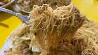 Harga makanan seperti mie goreng, nasi goreng, dan bihun goreng dipukul rata yaitu Rp 25.000 saja. Dijamin kenyang! Foto: detikFood