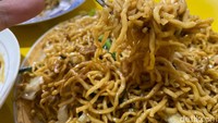 Meski harganya murah dan porsinya bisa disantap hingga lima orang, tapi untuk rasa, Ibu Sugnesi dan karyawannya menjamin tetap nikmat. Setiap menu mie, nasi, dan bihun disajikan dengan tambahan sayur, topping bakso, telur hingga ati ampela jika suka. Foto: detikFood