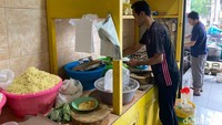 Sudah dijajakan sejak 1991, Chinese Food Pondok Selera M Hamdi sudah menjadi langganan warga Jagakarsa dan sekitarnya. Jauh sebelum ada teknologi aplikasi makanan online, banyak pelanggannya yang rela mengantre untuk membeli aneka menu makanan di sini. Foto: detikFood