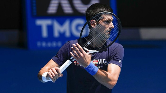 Ekspresi Novak Djokovic yang Segera Dideportasi dari Australia Banding petenis Novak Djokovic ditolak dan membuat visanya dicabut. Ia pun dipastikan absen dari Australia Terbuka 2022 karena akan segera dideportasi.