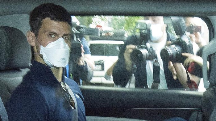 Banding petenis Novak Djokovic ditolak dan membuat visanya dicabut. Ia pun dipastikan absen dari Australia Terbuka 2022 karena akan segera dideportasi.