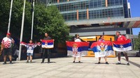 Kasus Novak Djokovic ini pun menarik perhatian para pendukung petenis tersebut. Mereka ramai-ramai mendatangi gedung Pengadilan Federal di Melbourne, Minggu (16/1/2022). Sementara itu, terkait kasus status vaksinasi COVID-19 yang menjerat Djokovic, Sky Sports menyebut, petenis Serbia itu kini bukan cuma akan segera dideportasi dari Australia tapi juga berpotensi menghadapi larangan berkunjung ke Negeri Kanguru selama tiga tahun ke depan. AP Photo/Tom Moldoveanu.