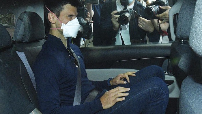 Ekspresi Novak Djokovic yang Segera Dideportasi dari Australia Banding petenis Novak Djokovic ditolak dan membuat visanya dicabut. Ia pun dipastikan absen dari Australia Terbuka 2022 karena akan segera dideportasi.