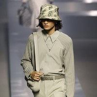 Saat casting di Milan, cerita mahasiswa sebuah perguruan tinggi swasta Surabaya itu, wajahnya bikin penasaran banyak orang. Mereka menebak-nebak aku dari negara mana. Mungkin menurut mereka unik ya. Mau dibilang wajah Asia bukan, Kaukasian juga nggak mirip, ungkap Rizal. (Foto: Getty Images/Vittorio Zunino Celotto)