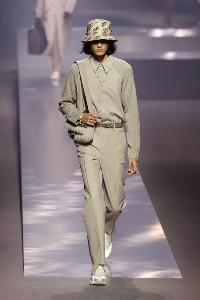 Inilah aksi perdana Rizal Rama melangkah di catwalk internasional. Tak tanggung-tanggung, fashion show Fendi di Milan Fashion Week langsung menjadi tempat pertama pria 21 tahun itu untuk mendunia.  (Foto: Getty Images/Vittorio Zunino Celotto)
