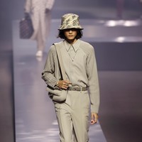 Inilah aksi perdana Rizal Rama melangkah di catwalk internasional. Tak tanggung-tanggung, fashion show Fendi di Milan Fashion Week langsung menjadi tempat pertama pria 21 tahun itu untuk mendunia.  (Foto: Getty Images/Vittorio Zunino Celotto)