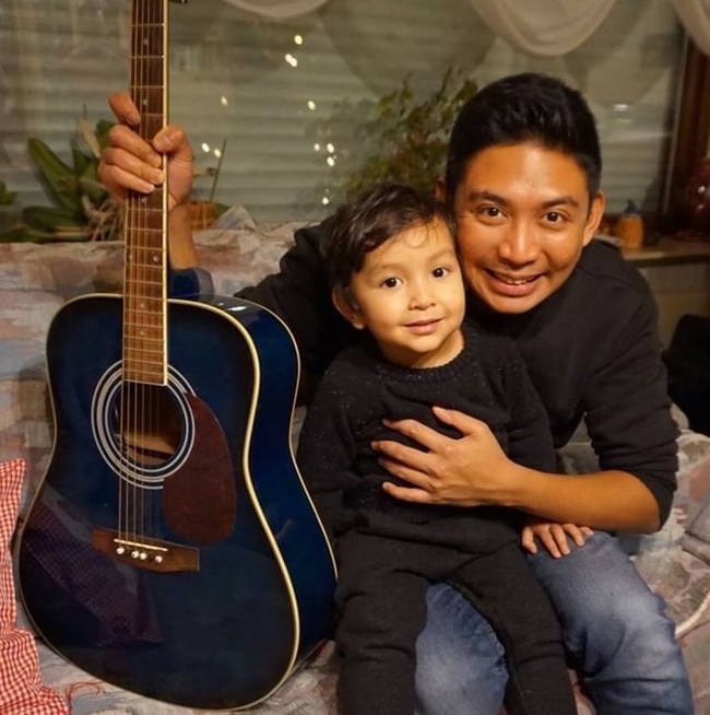 Hati Lisa kemudian langsung terpikat dan luluh ketika melihat Kesa memetik gitar. Setelah pertemuan pertama itu, Kesa dan Lisa pun semakin dekat dan mengenal satu sama lain. Foto: Dok. Instagram @kesa_lisa_journey.