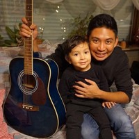 Hati Lisa kemudian langsung terpikat dan luluh ketika melihat Kesa memetik gitar. Setelah pertemuan pertama itu, Kesa dan Lisa pun semakin dekat dan mengenal satu sama lain. Foto: Dok. Instagram @kesa_lisa_journey.