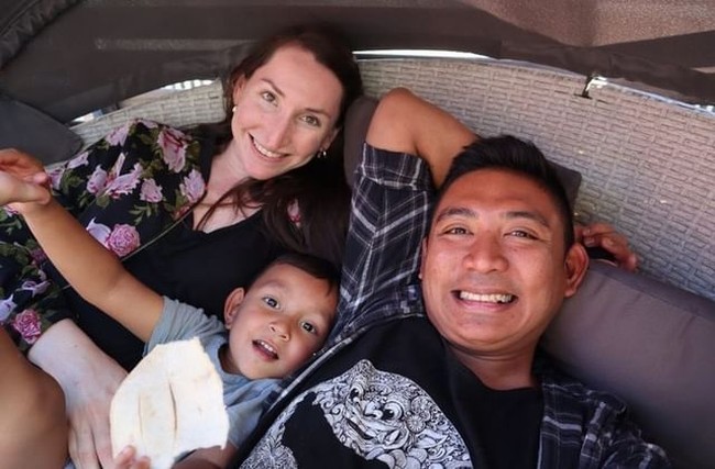 Pada pertemuan pertama itu, Lisa tak menyangka Kesa lebih tinggi darinya. Lisa pun terkesan pada Kesa di pertemuan perdana mereka. Dan itu adalah momen di mana aku berkata pada diriku sendiri, wow, aku benar-benar suka dengan dia. Dan hari berikutnya, dia mengajakku ke crew bar dan pertama kalinya aku mendengarkan dia bermain gitar, jelas Lisa yang sepanjang cerita selalu tersenyum. Foto: Dok. Instagram @kesa_lisa_journey.