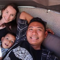 Pada pertemuan pertama itu, Lisa tak menyangka Kesa lebih tinggi darinya. Lisa pun terkesan pada Kesa di pertemuan perdana mereka. Dan itu adalah momen di mana aku berkata pada diriku sendiri, wow, aku benar-benar suka dengan dia. Dan hari berikutnya, dia mengajakku ke crew bar dan pertama kalinya aku mendengarkan dia bermain gitar, jelas Lisa yang sepanjang cerita selalu tersenyum. Foto: Dok. Instagram @kesa_lisa_journey.