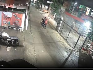 Pria Bercelurit Lempar Batu ke Rumah Warga Bikin Geger Depok!